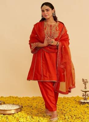 Orange embroidered silk kurta set  With Dupatta 3