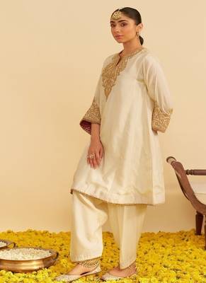 Ivory embroidered silk kurta set With Dupatta 2