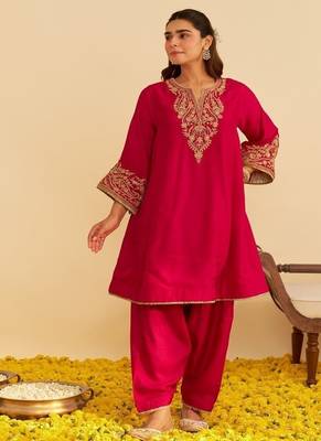 Hot pink embroidered silk kurta set With Dupatta 4