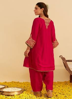 Hot pink embroidered silk kurta set With Dupatta 5