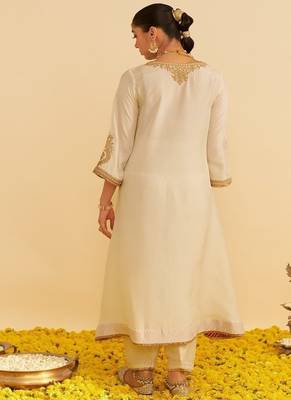 Ivory embroidered silk kurta set With Dupatta 4