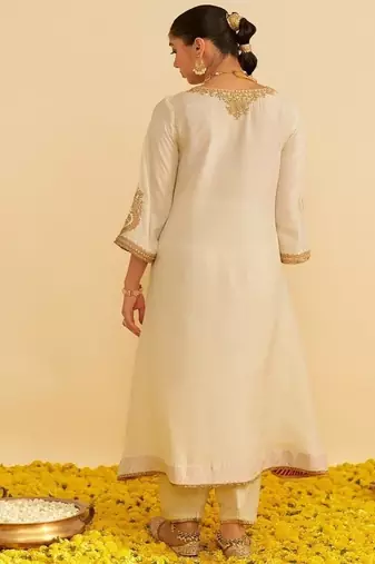 Ivory embroidered silk kurta set With Dupatta