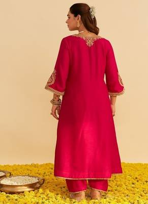 Hot pink embroidered silk kurta set With Dupatta 4