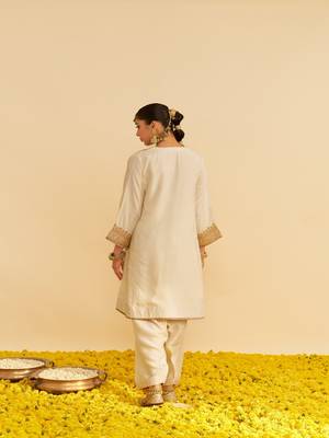 Ivory embroidered silk kurta set With Dupatta 2