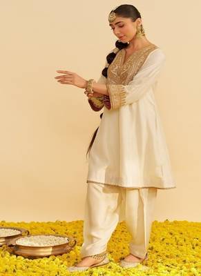 Ivory embroidered silk kurta set With Dupatta 4