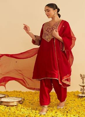 Red embroidered silk kurta set With Dupatta 1