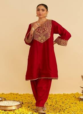 Red embroidered silk kurta set With Dupatta 4