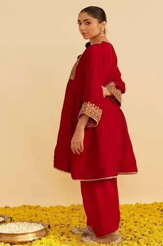 Red embroidered silk kurta set With Dupatta