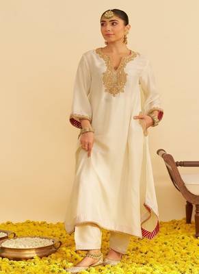 Ivory embroidered silk kurta set With Dupatta 1