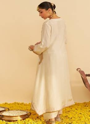Ivory embroidered silk kurta set With Dupatta 2