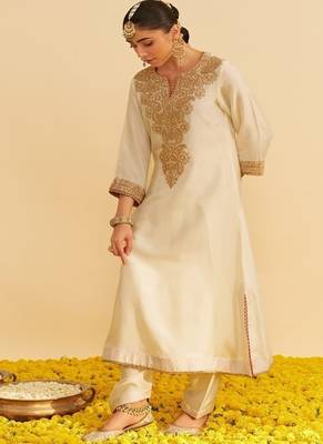 Ivory embroidered silk kurta set With Dupatta 4
