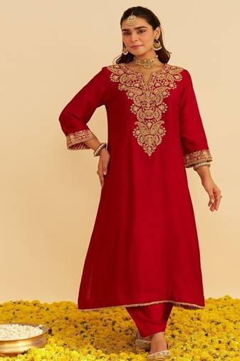 Red embroidered silk kurta set With Dupatta