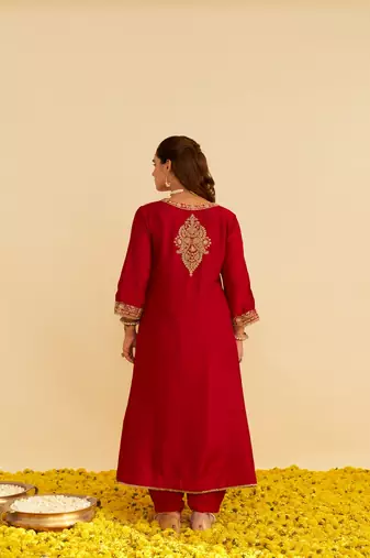 Red embroidered silk kurta set With Dupatta