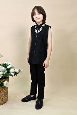 Boys black silk blend zigzag jacquard embroidered sherwani set 5