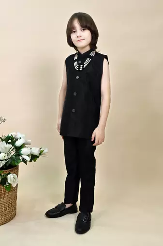 Boys black silk blend zigzag jacquard embroidered sherwani set