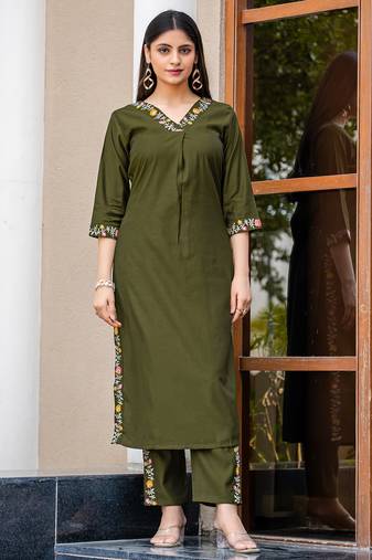 Women Gadhawal Fabric Thread & Handwork Kurta With Trousers