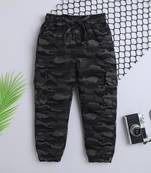 Grey cotton printed jogger for boys