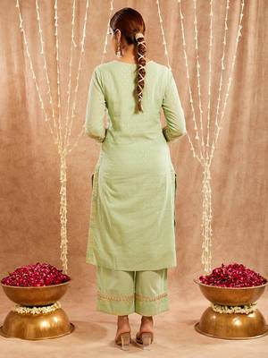 Green embroidered cotton kurta set 4