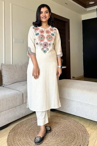 Aaysa Women Floral Embroidered Regular Thread Work Pure Cotton Kurta Set
