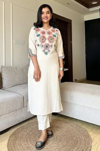 Aaysa Women Floral Embroidered Regular Thread Work Pure Cotton Kurta Set