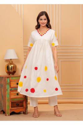  Women Floral Embroidered  Cotton Kurta with Trousers 1