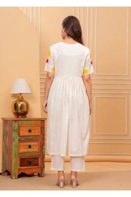  Women Floral Embroidered  Cotton Kurta with Trousers 2