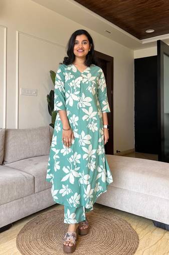 Aaysa Women Floral Printed Regular Pure Cotton Kurta with Trousers