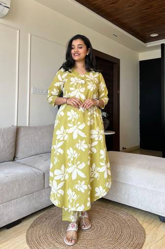 Aaysa Women Floral Printed Cotton Kurta with Trousers