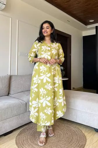 Aaysa Women Floral Printed Cotton Kurta with Trousers