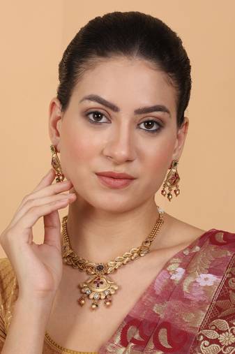 Captivating gold plated rajwadi pendant necklace set