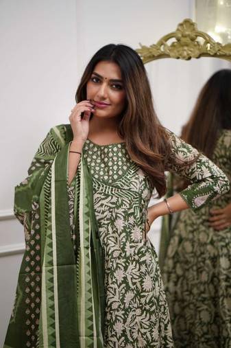 Aaysa Women Floral Printed Cotton Kurta with Trousers & Dupatta