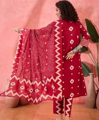 Women's maroon & beige geometric printed a-line kurta with trousers & dupatta 3