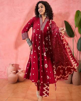 Women's maroon & beige geometric printed a-line kurta with trousers & dupatta 4
