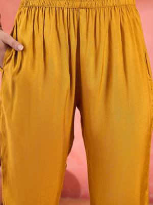 Women's mustard bandhani printed kurta with trousers & dupatta 2