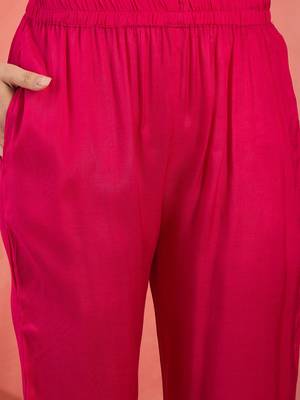 Women's pink & white geometric printed kurta with trousers & dupatta 2