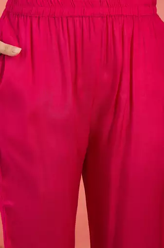 Women's pink & white geometric printed kurta with trousers & dupatta