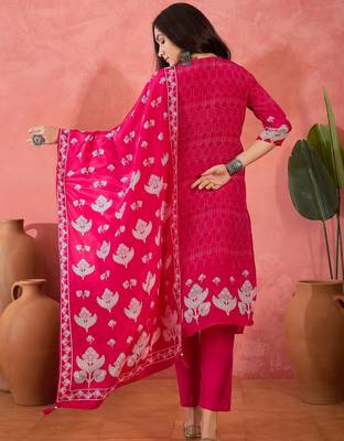 Women's pink & white geometric printed kurta with trousers & dupatta 3