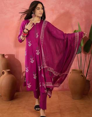 Women's magenta & white floral printed kurta with trousers & dupatta 4