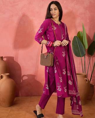 Women's magenta & white floral printed kurta with trousers & dupatta 5