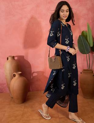 Women's navy blue & white floral printed kurta with trousers & dupatta 5