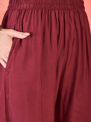 Women's maroon v-neck embroidered kurta with trousers & dupatta 2