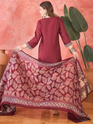 Women's maroon v-neck embroidered kurta with trousers & dupatta 3