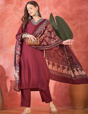 Women's maroon v-neck embroidered kurta with trousers & dupatta 5