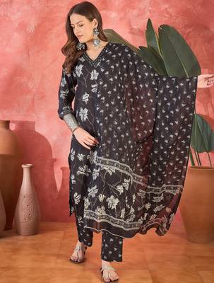 Women's black & white floral printed kurta with trousers & dupatta 4