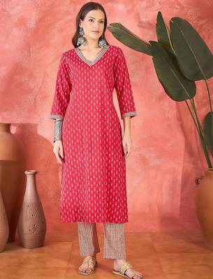 Women's rani pink & beige paisley printed kurta with trousers & dupatta 1