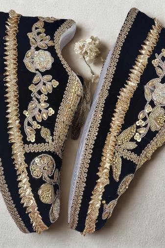 Black solid synthetic sneakers