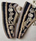 Black solid synthetic sneakers