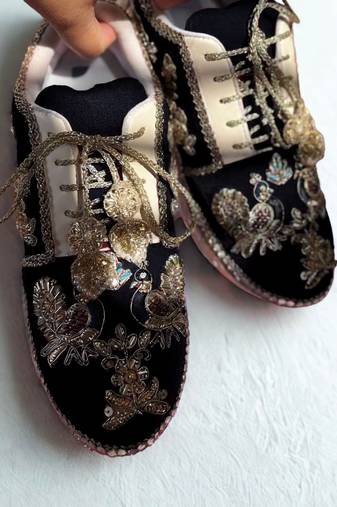 Black solid synthetic sneakers