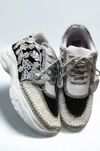 Black solid synthetic sneakers