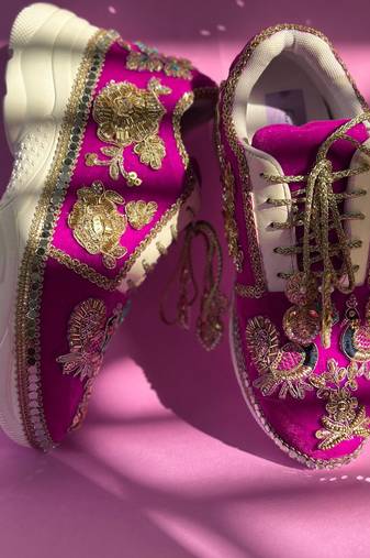 Pink solid synthetic sneakers